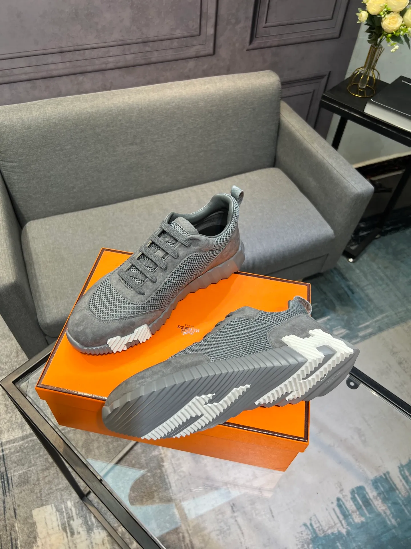 Men's shoes 💰660 Exclusive real shot (top version) Hermes new autumn and winter sports shoes. One of the most comfortable shoes from Hermes. Very light on the feet and good-looking. You will not be tired even if you go shopping. The overall suede feels very good. It is very beautiful and versatile. Very light and comfortable. Fabric: Imported high mercerized sheep/original single rain velvet. Lining: Imported silk sheepskin for the lining insole. Outsole: Seamless combination of IP+TPU (multi-color letters) German technology irradiation machine Size: Male 39-46 (Male 38 45 46 customized) Top quality, simultaneous full set of packaging